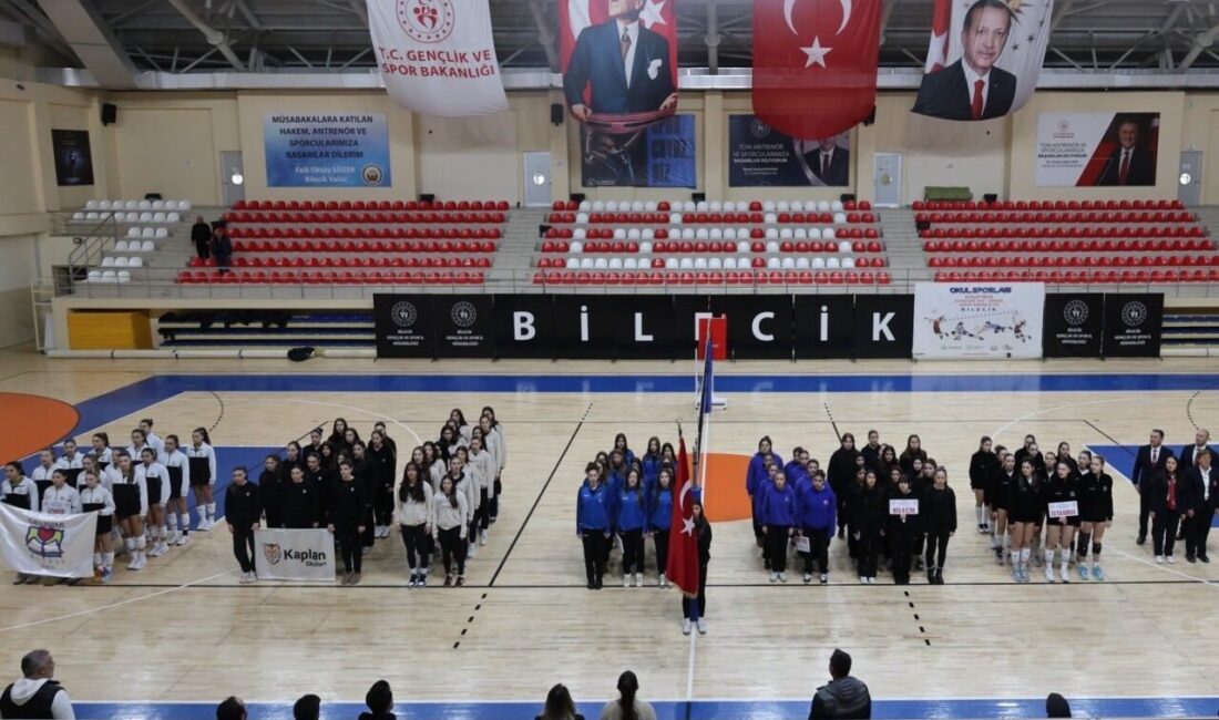 Bilecik’te voleybol grup müsabakaları açılış seremonisiyle başladı. Bilecik’te, Okul Spor