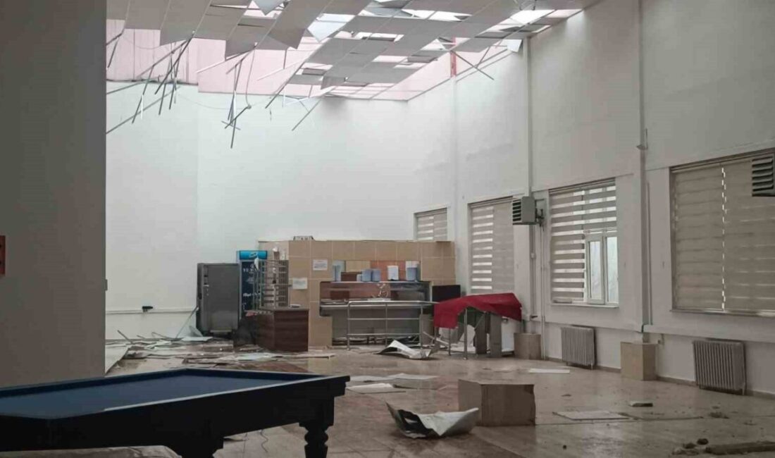 Bilecik’in Pazaryeri ilçesi etkisini artıran kuvvetli rüzgâr ve fırtınada çatılar