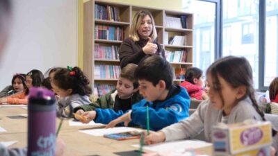 Kocaeli Büyükşehir Belediyesi tarafından “Kılavuz Gençlik” projesi kapsamında hizmet veren