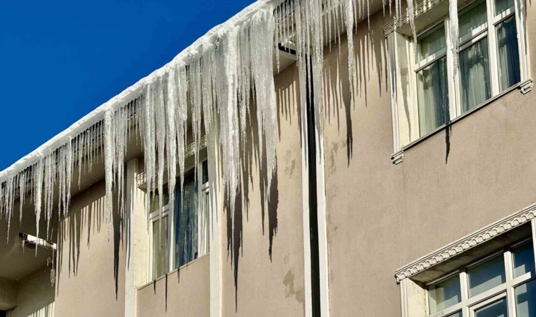 Hava sıcaklıklarının eksi 20 dereceye düştüğü Ağrı’da bina çatılarında oluşan