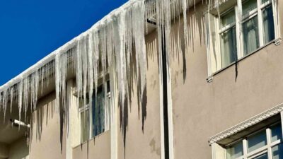 Hava sıcaklıklarının eksi 20 dereceye düştüğü Ağrı’da bina çatılarında oluşan