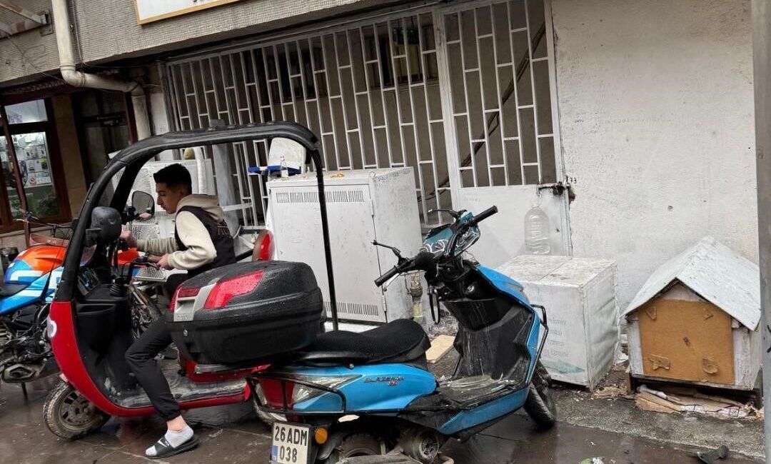 Eskişehir’de bir binadan dökülen taş parçaları sebebiyle, aşağıda park halinde