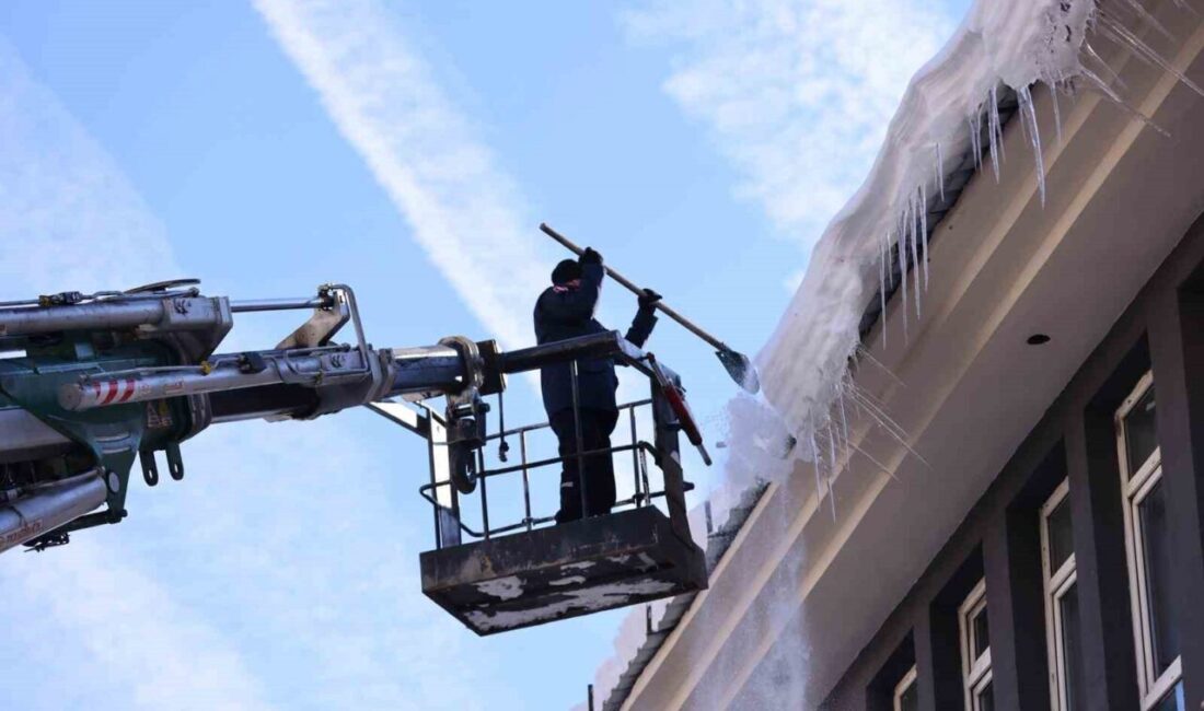 Bingöl’de tehlike oluşturan buz sarkıtları, itfaiye ekipleri tarafından temizlendi. Geçen