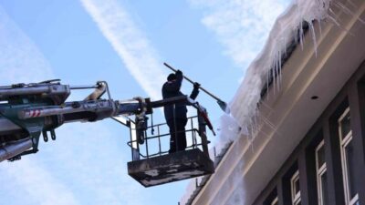 Bingöl’de tehlike oluşturan buz sarkıtları, itfaiye ekipleri tarafından temizlendi. Geçen