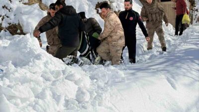 Bingöl’ün Solhan ilçesinde ekipler sobadan sızan karbonmonoksit gazından etkilenen bir
