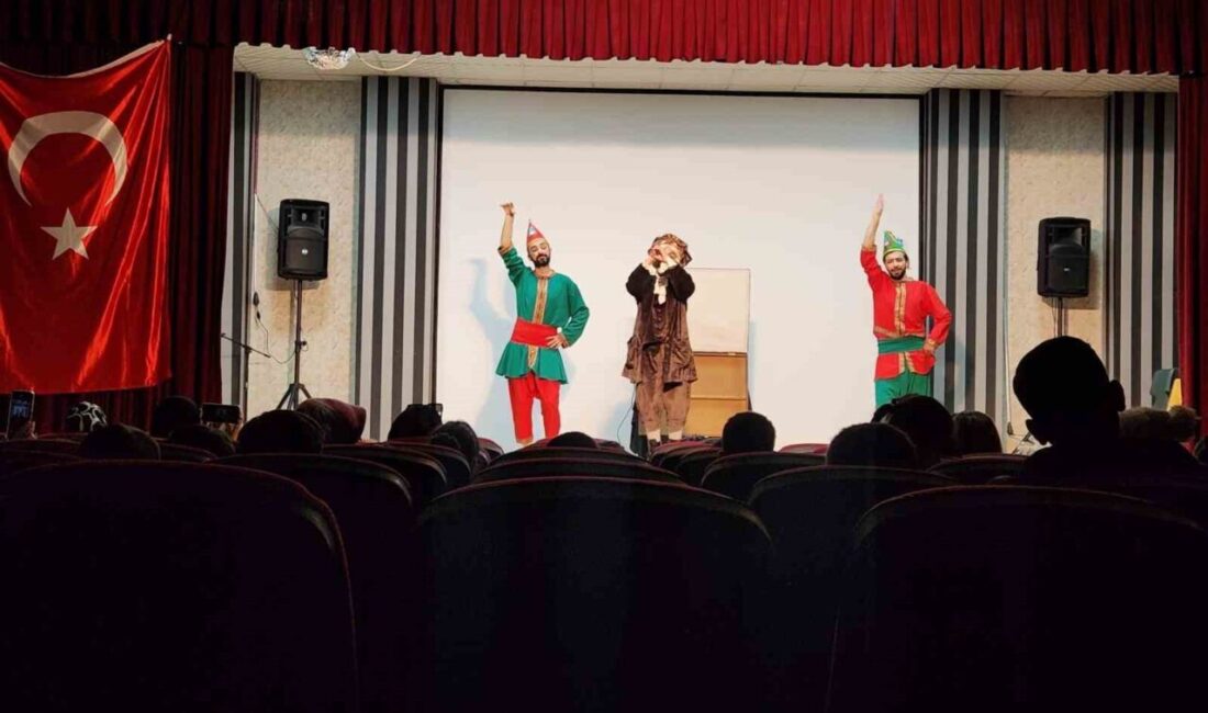 Bingöl’ün Solhan ilçesinden sahnelenen “Karagöz Bilim Peşinde” adlı tiyatro oyunu