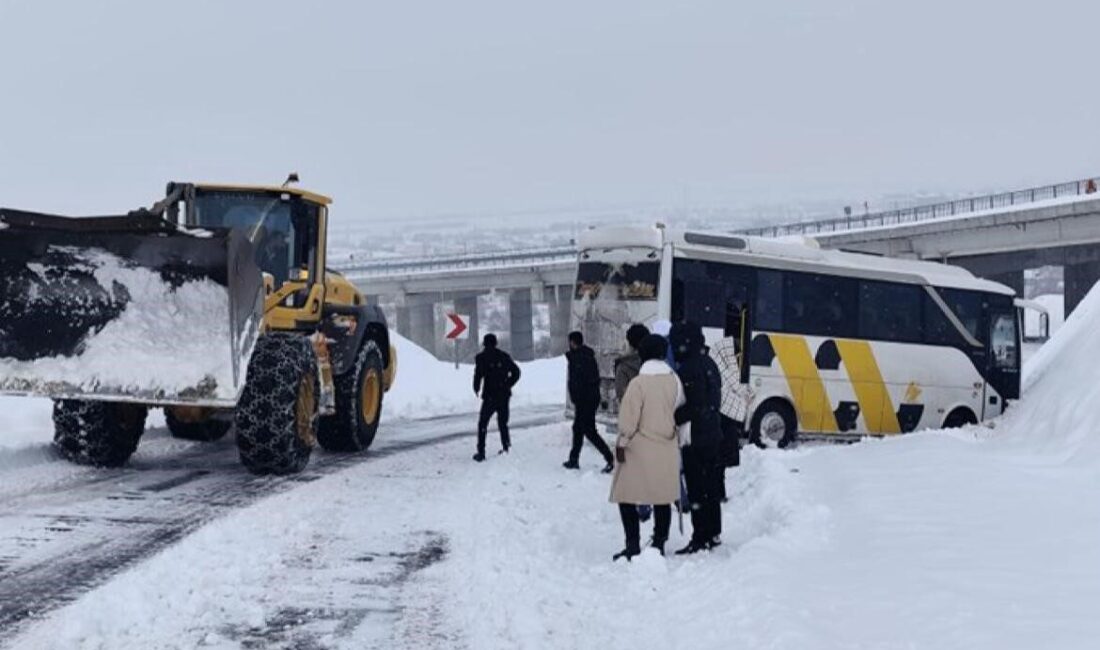 Bingöl’ün Genç ilçesinde karla kaplı yolda şarampole kayarak kara saplanan