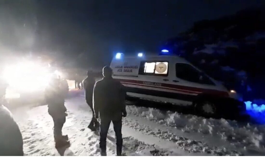 Bingöl genelinde etkili olan yoğun kar yağışının ardından ulaşımda aksama