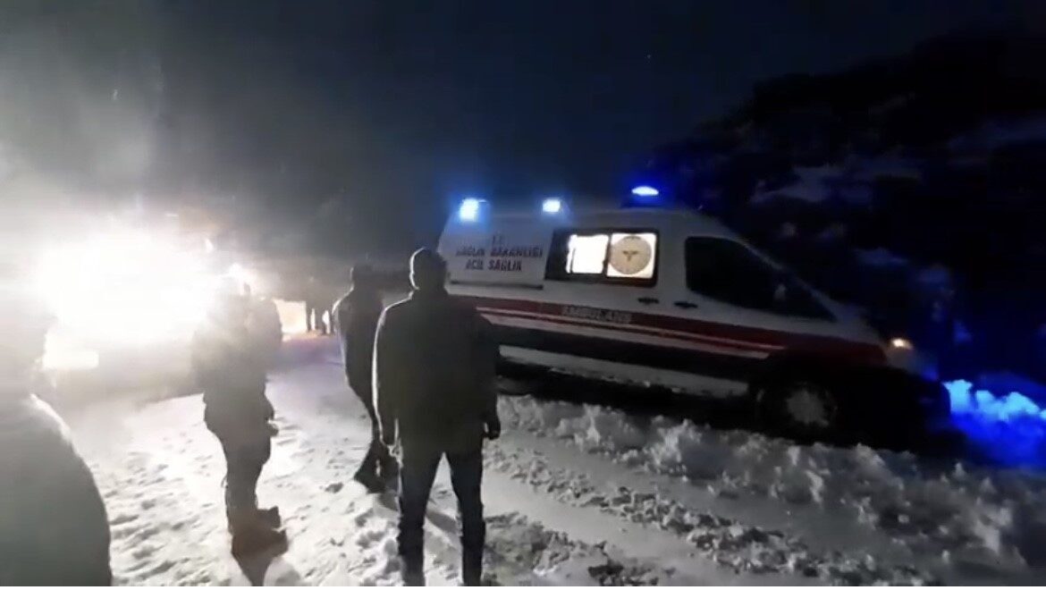 Bingöl genelinde etkili olan yoğun kar yağışının ardından ulaşımda aksama