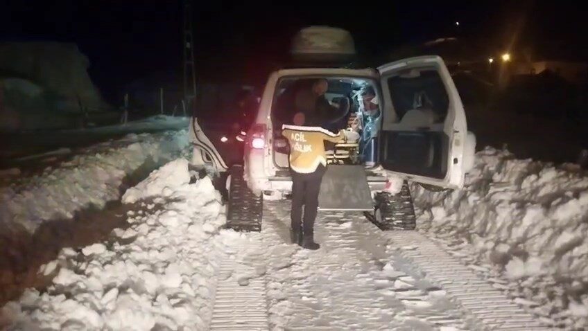 Kar yağışı ve tipi nedeniyle Karlıova ilçesinde kara saplanan paletli