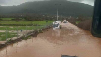 Muğla’nın Bodrum ilçesinde sabah saatlerinde bastıran sağanak yağmur yolda bir