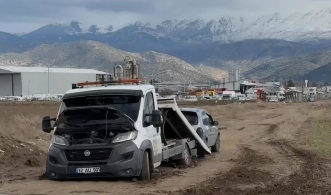 Isparta’da bir aracı çekmek için bölgeye giden çekici çamura saplanınca,