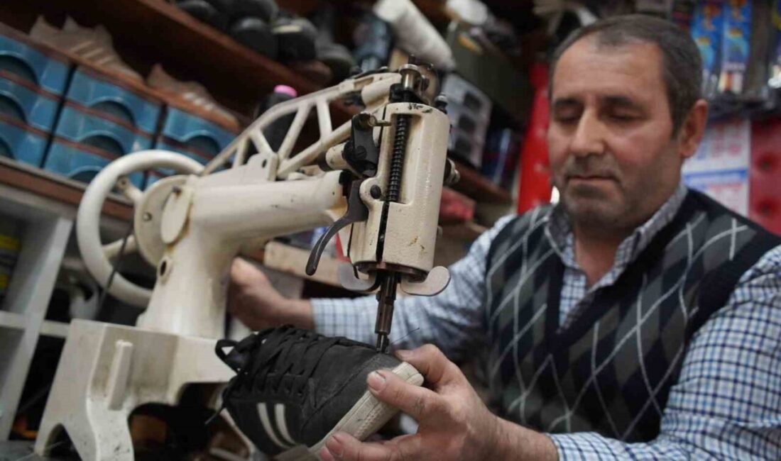 Sakarya’da 20 yıldır ayakkabı ustalığı yapan Kamuran Yıldız, mesleğe olan