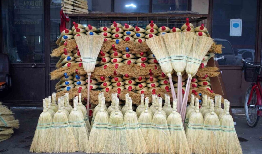 SAKARYA (İHA) – Elektrikli süpürgelerin yaygınlaşmadığı dönemlerde ev temizliğinde kullanılan