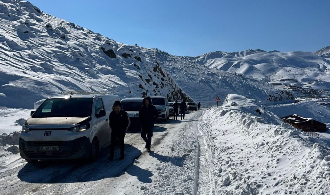 Adıyaman’da, kar nedeniyle birçok araç yolda mahsur kaldı. Adıyaman- Çelikhan
