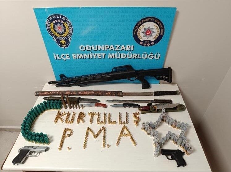 Eskişehir’de bisikletle bir vatandaşa çarptıktan sonra silahla tehdit eden şahsın