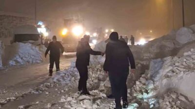 Bitlis’te çevre yolunda düşen çığın altında kalan tanker sürücüsü, ekiplerin