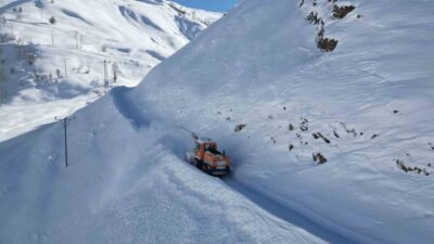 Bitlis İl Özel İdaresi ekipleri, yoğun kar yağışı nedeniyle kapanan