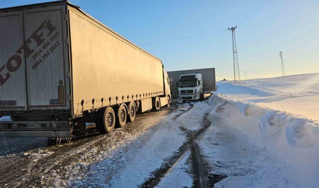 Bitlis’in Adilcevaz ilçesinde etkili olan soğuk hava nedeniyle buzlanan yolda