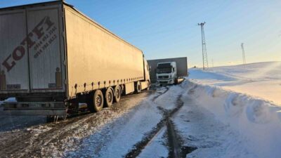 Bitlis’in Adilcevaz ilçesinde etkili olan soğuk hava nedeniyle buzlanan yolda