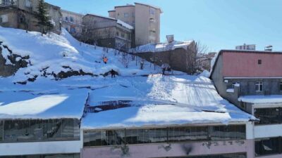 Bitlis’te etkili olan yoğun kar yağışı ve soğuk hava, çatılarda