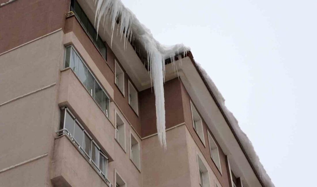 Bitlis’te etkili olan dondurucu soğuklar nedeniyle kent merkezindeki çatılarda oluşan