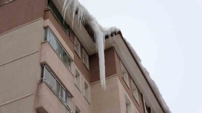 Bitlis’te etkili olan dondurucu soğuklar nedeniyle kent merkezindeki çatılarda oluşan