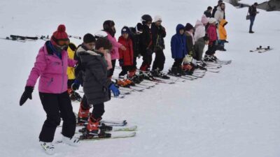 Bitlis’te yarıyıl tatilini fırsata çeviren çocuklar, kayak merkezinde hem eğleniyor