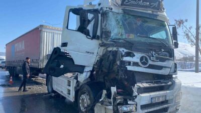Bitlis’te iki tırın çarpışması sonucu maddi hasarlı kaza meydana geldi.