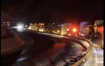 Bitlis Valiliği tarafından akşam saatlerinde kapatılan Bitlis-Baykan yolunda ağır tonajlı