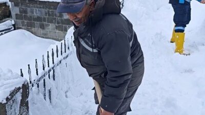 Yoğun kar yağışının etkili olduğu Bitlis’te temizlik çalışmaları renkli görüntülere