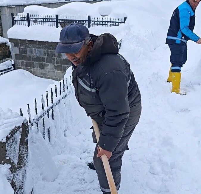 Yoğun kar yağışının etkili olduğu Bitlis’te temizlik çalışmaları renkli görüntülere