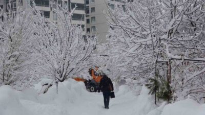 Bitlis’te dün öğleden sonra etkili olan kar yağışı ve soğuk