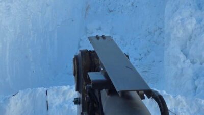 Bitlis İl Özel İdaresi ekipleri, yoğun kar yağışının ardından etkisini