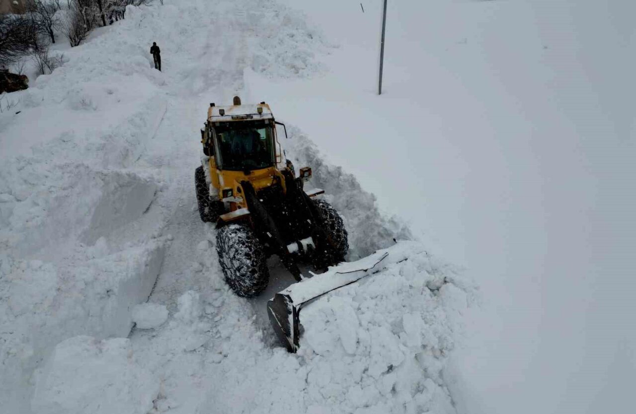 Bitlis’te etkili olan yoğun kar yağışı sonrası kırsal bölgelerde ulaşımın