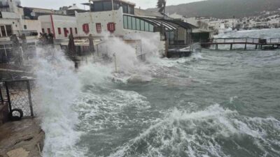 Muğla’nın Bodrum ilçesinde etkili olan fırtına nedeniyle tekneler karaya sürüklendi,