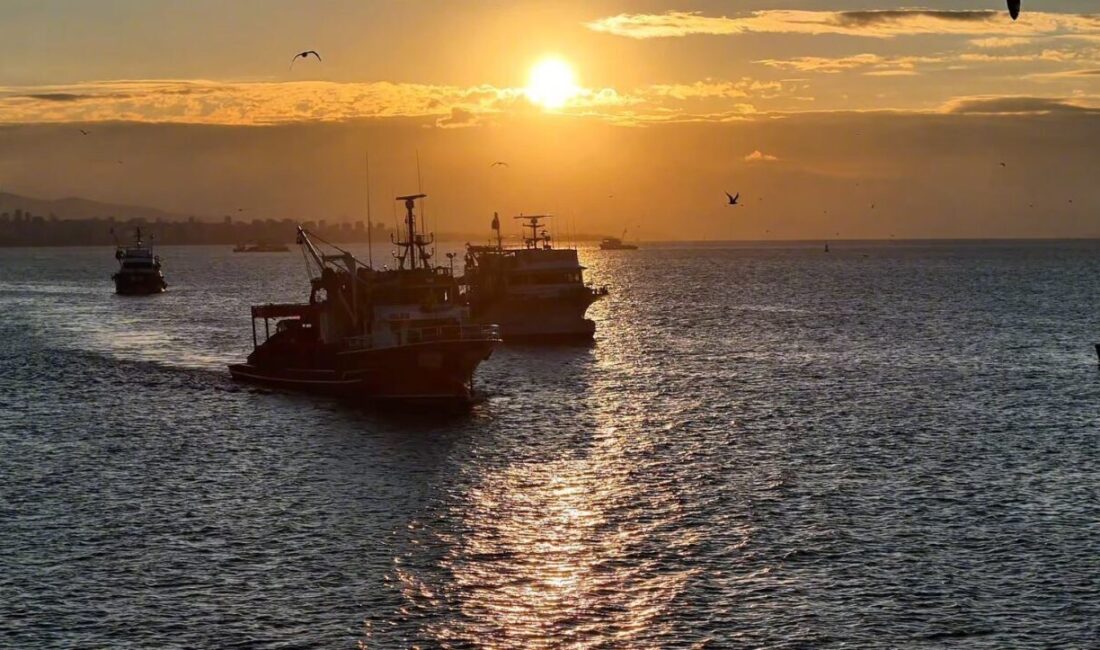 İstanbul’da dün etkili olan fırtına deniz trafiğini ve balıkçılık faaliyetlerini