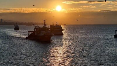 İstanbul’da dün etkili olan fırtına deniz trafiğini ve balıkçılık faaliyetlerini