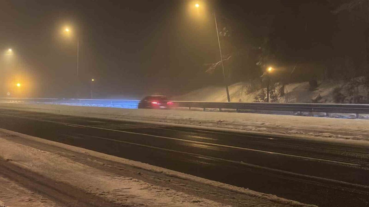Türkiye’nin önemli geçiş güzergahlarından D-100 karayolunun Bolu Dağı kesiminde kar