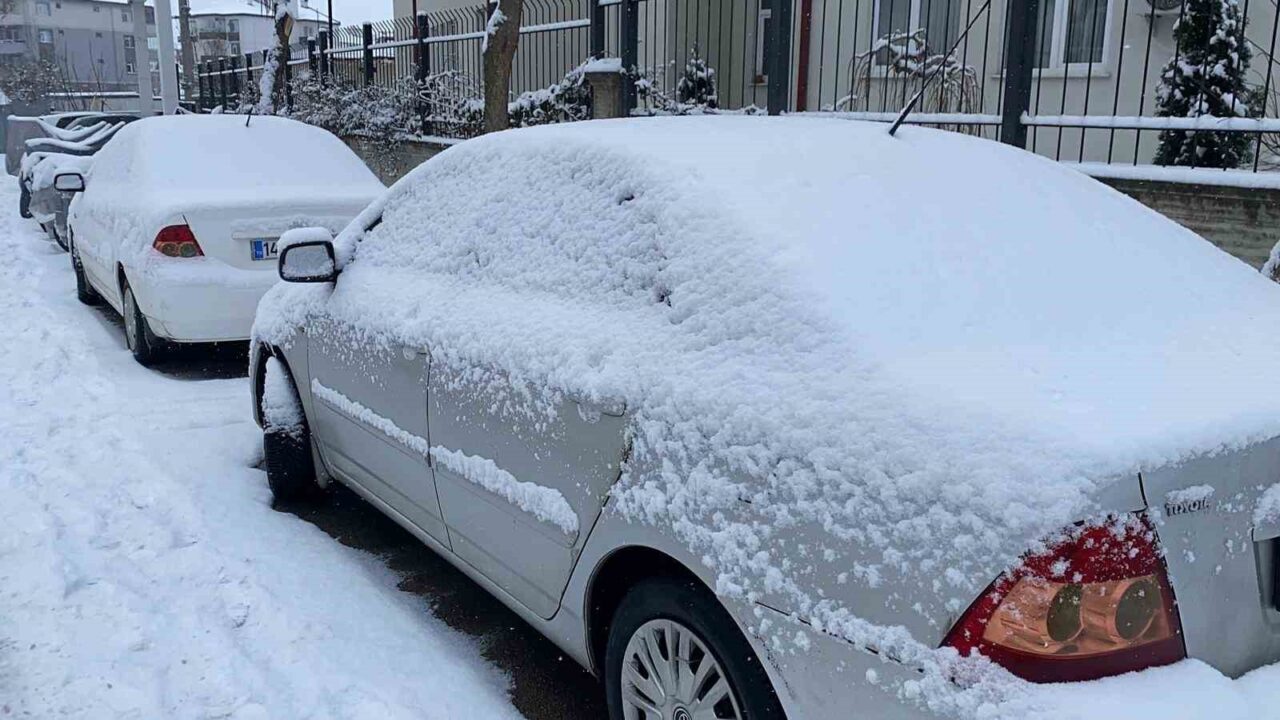Bolu’da gece saatlerinde başlayıp aralıklarla etkili olan kar yağışı, kenti