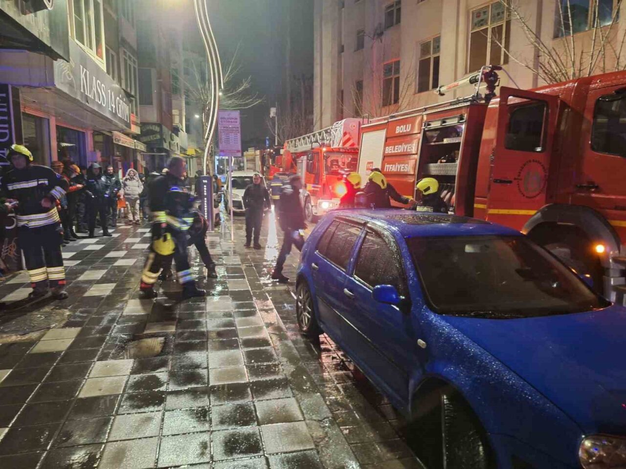 Bolu’da Karaçayır Mahallesi’nde bir apartmanın 3’üncü katında çıkan yangın, itfaiye