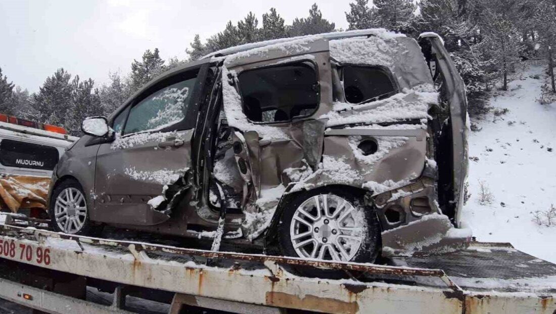 Bolu’nun Mudurnu ilçesinde kamyon ile hafif ticari aracın çarpışması sonucu