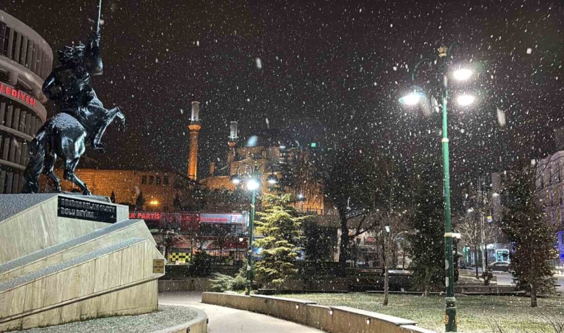 Bolu şehir merkezinde gece saatlerinde kar yağışı başladı. Bolu’da gün