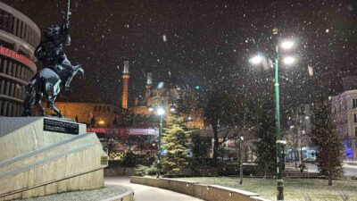 Bolu şehir merkezinde gece saatlerinde kar yağışı başladı. Bolu’da gün