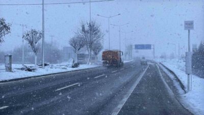 Bolu’da sabah saatlerinden itibaren kar yağışı etkili oluyor. D-100 kara