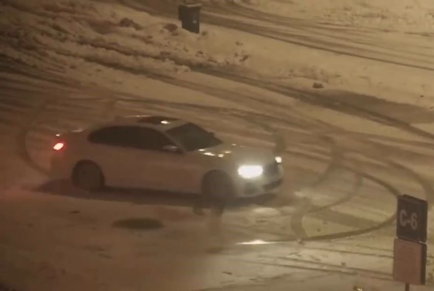 Bolu’da bir dinlenme tesisinin karla kaplı otoparkında drift atan 2