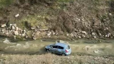 Bolu’da kontrolden çıkarak dereye uçan otomobildeki 3 kişi yaralandı. Kaza,