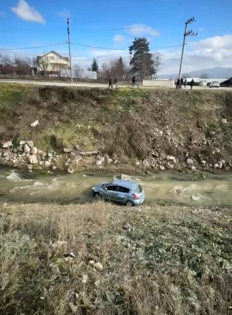 Bolu’da kontrolden çıkarak dereye uçan otomobildeki 3 kişi yaralandı. Kaza,