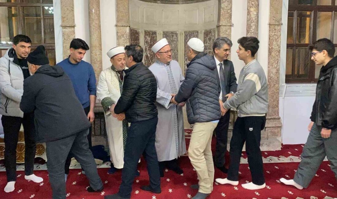 Bolu’da Miraç Kandili’nde camilere akın eden vatandaşlar ellerini semaya açarak