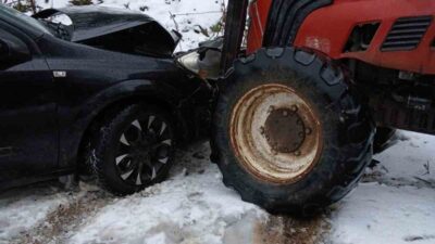 Bolu’nun Mudurnu ilçesinde traktör ile otomobilin kafa kafaya çarpışması sonucu
